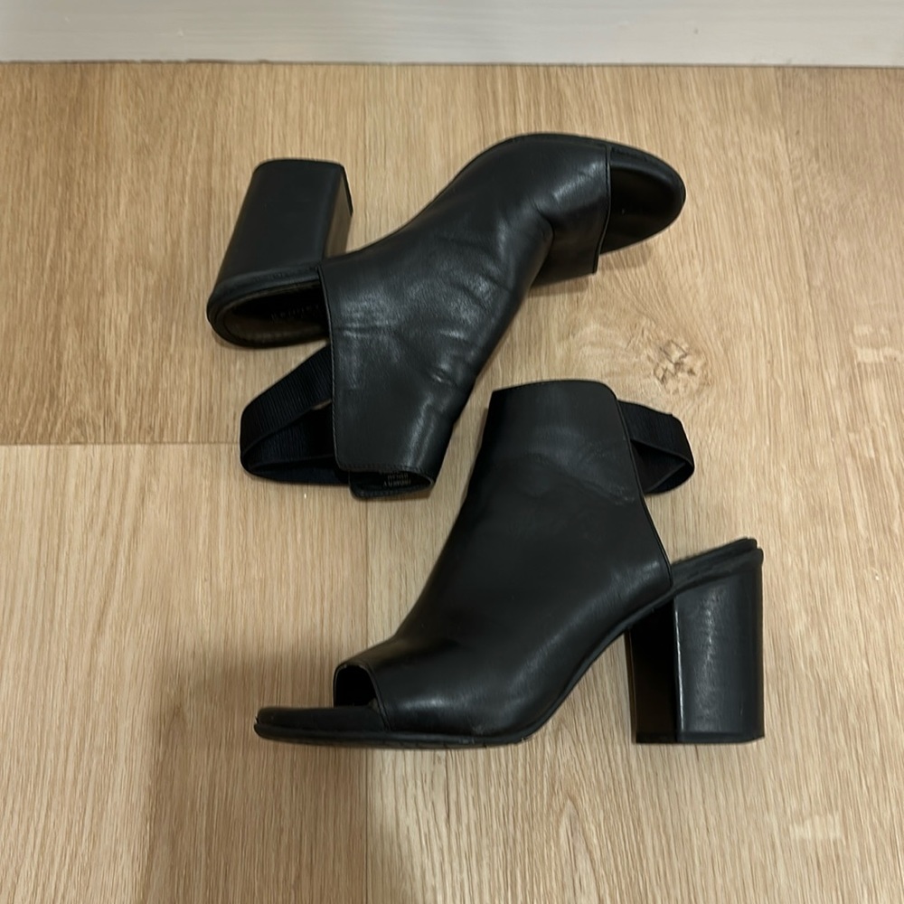 Kenneth Cole Reaction Black Leather Mules W6